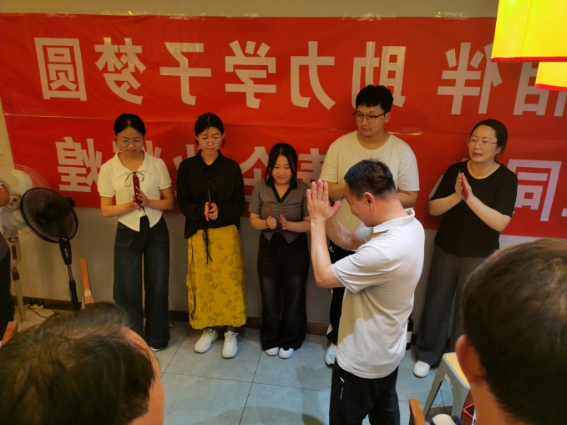向金榜题名的员工子女致以*热烈的祝贺！